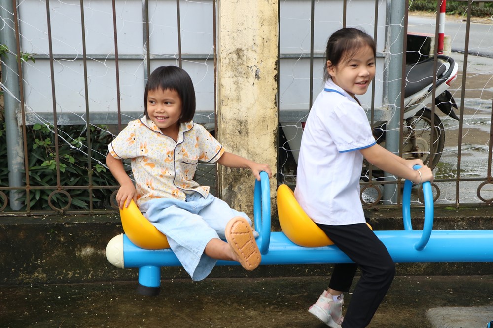 Công đoàn cơ quan Hội LHPN Hà Nội: Trao tặng thiết bị sân chơi cho trẻ em xã Khánh Thượng, huyện Ba Vì - ảnh 15