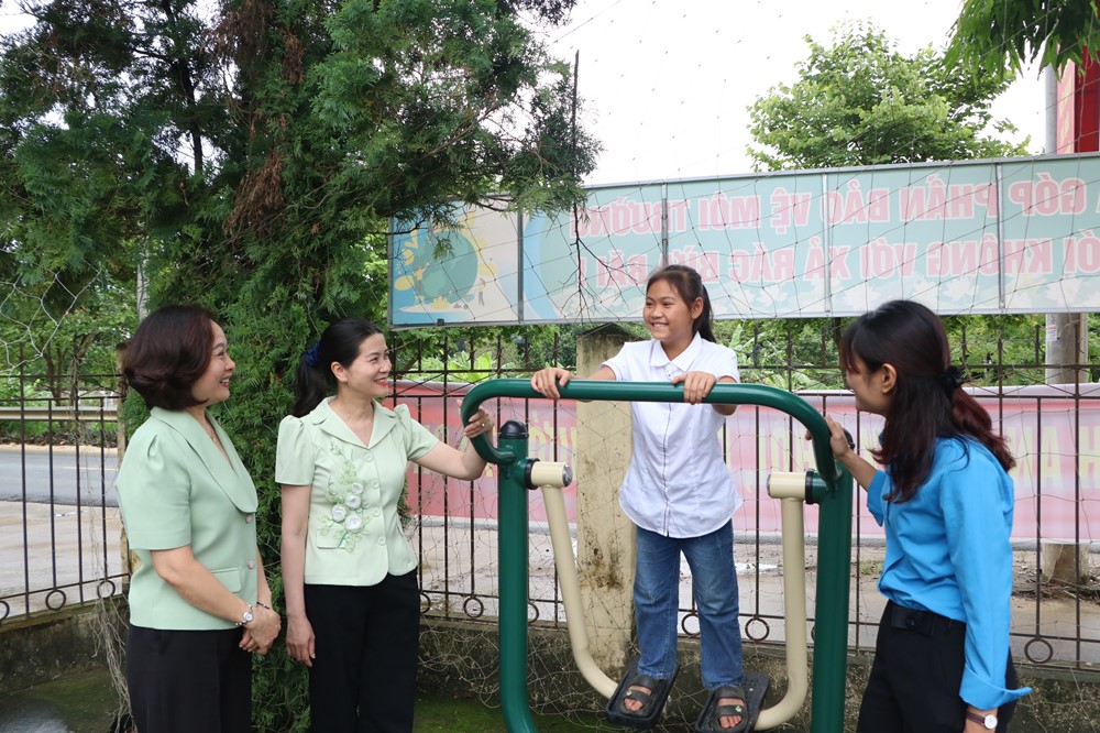 Công đoàn cơ quan Hội LHPN Hà Nội: Trao tặng thiết bị sân chơi cho trẻ em xã Khánh Thượng, huyện Ba Vì - ảnh 6
