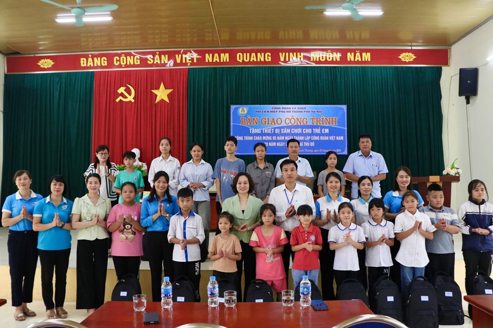Công đoàn cơ quan Hội LHPN Hà Nội: Trao tặng thiết bị sân chơi cho trẻ em xã Khánh Thượng, huyện Ba Vì - ảnh 11
