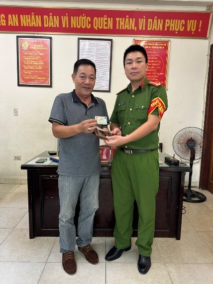 Hà Nội: Hành động đẹp của tài xế taxi trả lại tiền cho khách đánh rơi - ảnh 2