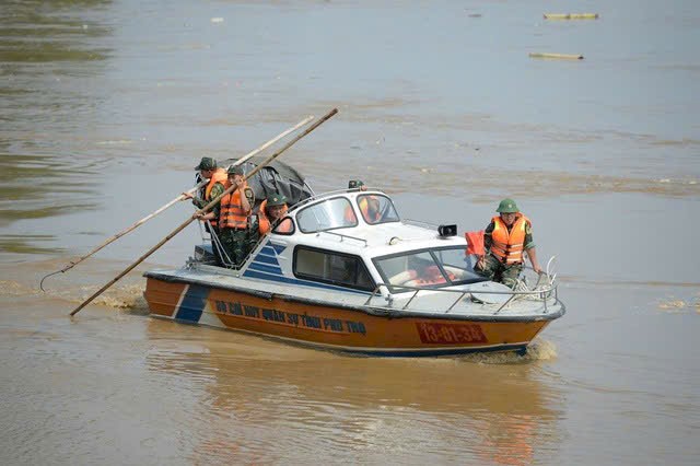 Vụ sập cầu Phong Châu: Tìm thấy nạn nhân đầu tiên trong số 8 người mất tích - ảnh 1