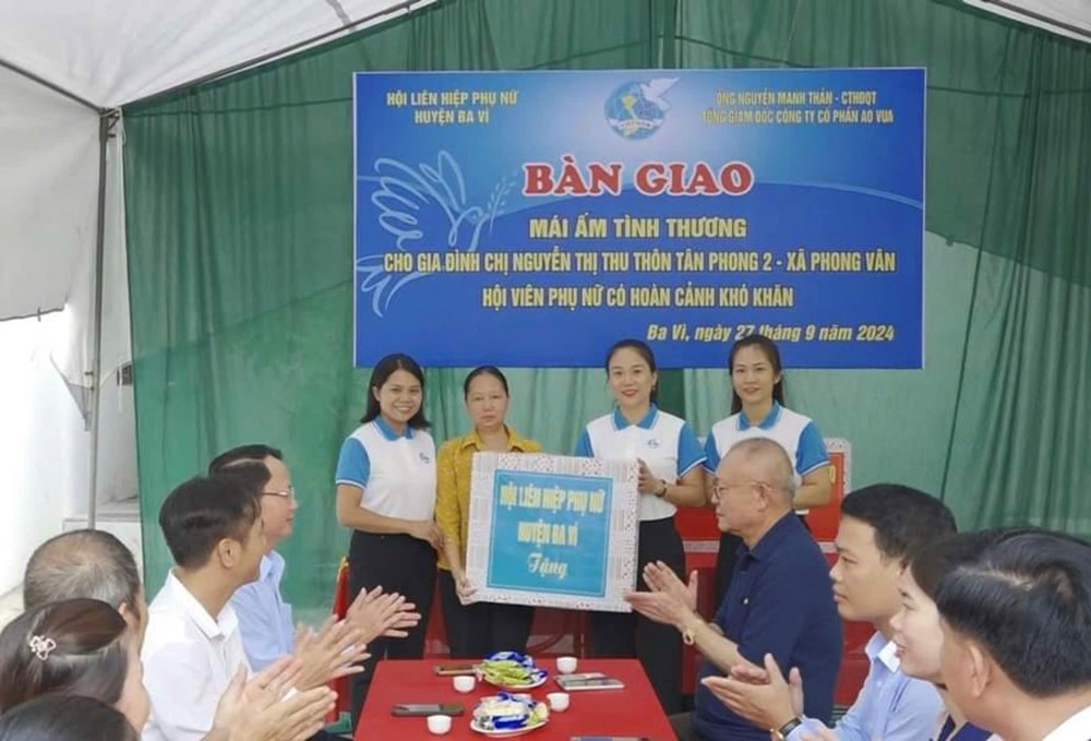 Hội LHPN huyện Ba Vì: Bàn giao nhà “Mái ấm tình thương” cho hội viên thuộc diện hộ nghèo, đơn thân trên địa bàn - ảnh 4