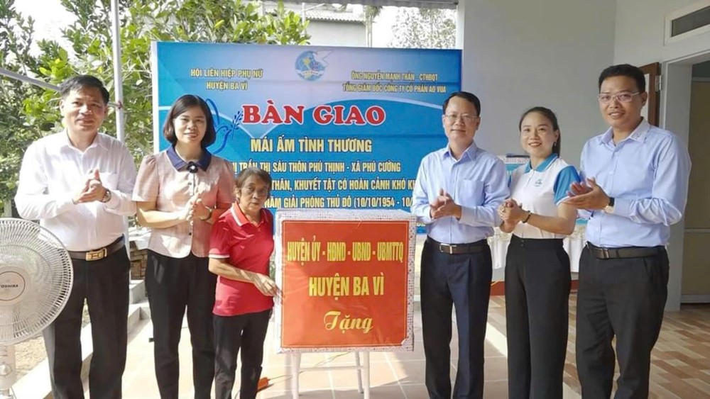 Hội LHPN huyện Ba Vì: Bàn giao nhà “Mái ấm tình thương” cho hội viên thuộc diện hộ nghèo, đơn thân trên địa bàn - ảnh 1