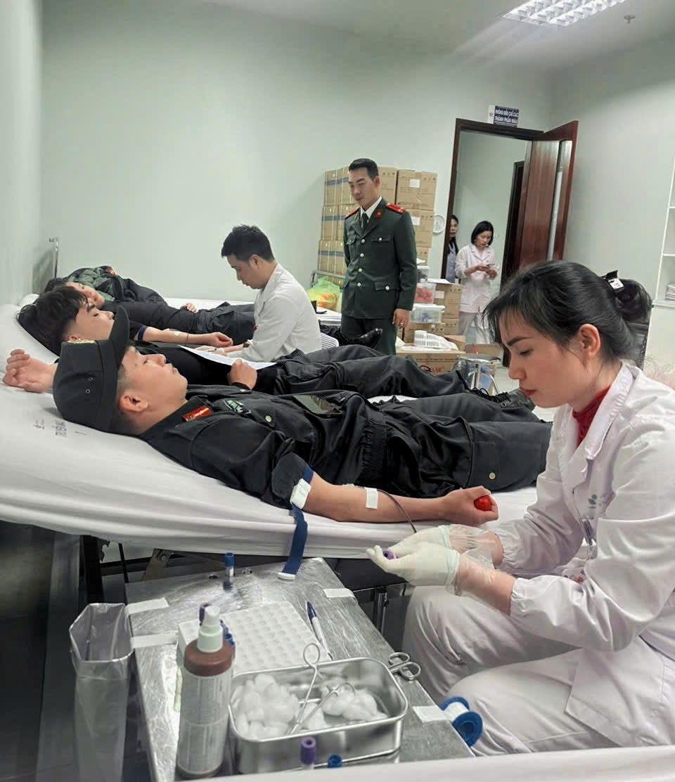 Cảnh sát cơ động đặc nhiệm Hà Nội “chi viện” máu khẩn cho Bệnh viện Nhi Trung ương - ảnh 2