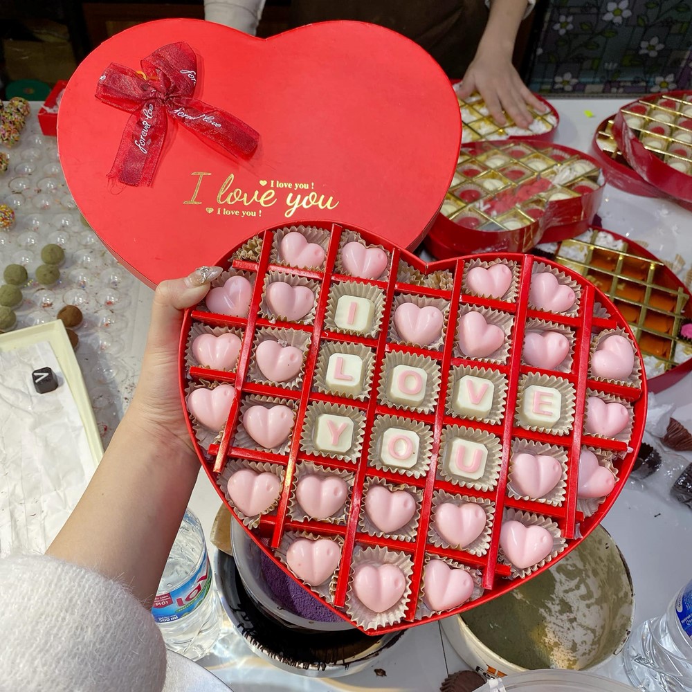 Ngày Lễ tình yêu Valentine: Hoa tươi, sô cô la hút khách  - ảnh 5