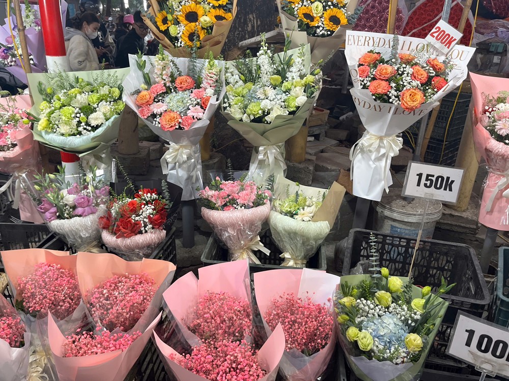 Ngày Lễ tình yêu Valentine: Hoa tươi, sô cô la hút khách  - ảnh 1