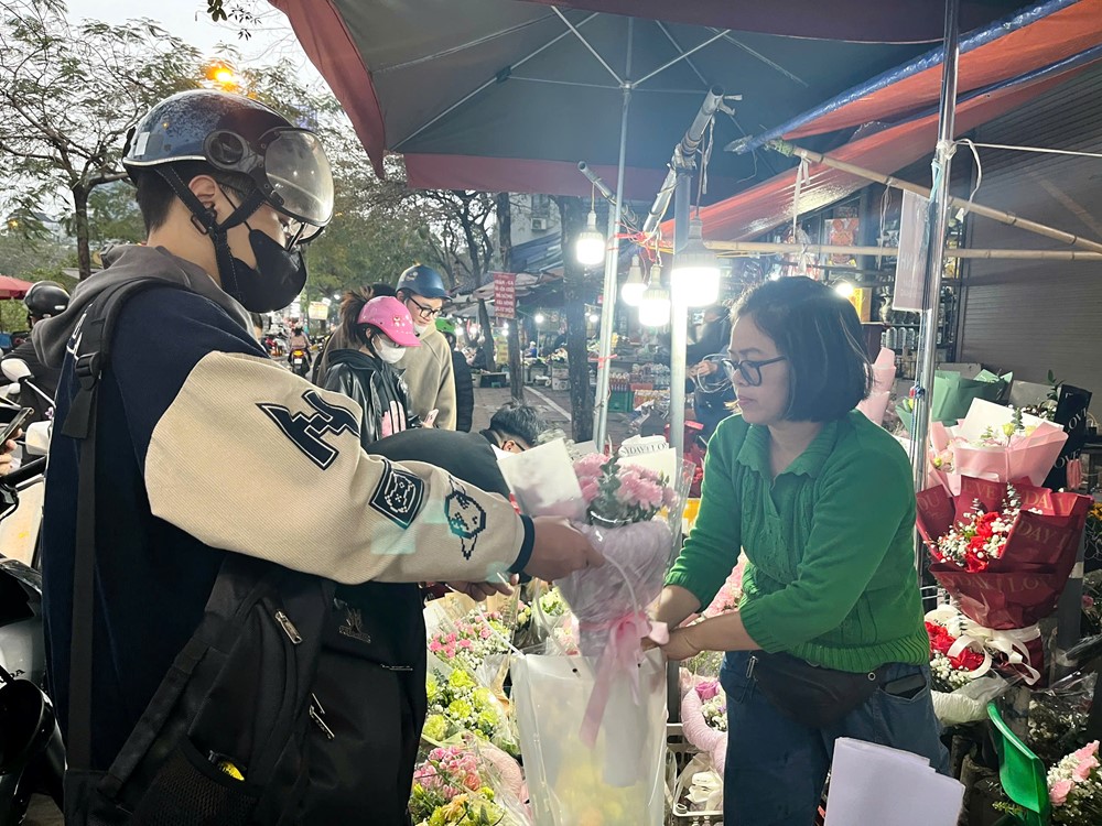 Ngày Lễ tình yêu Valentine: Hoa tươi, sô cô la hút khách  - ảnh 3