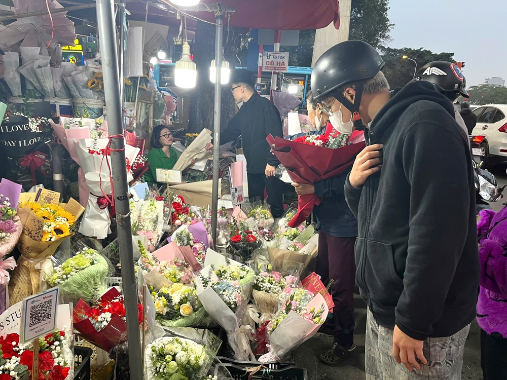 Ngày Lễ tình yêu Valentine: Hoa tươi, sô cô la hút khách  - ảnh 2