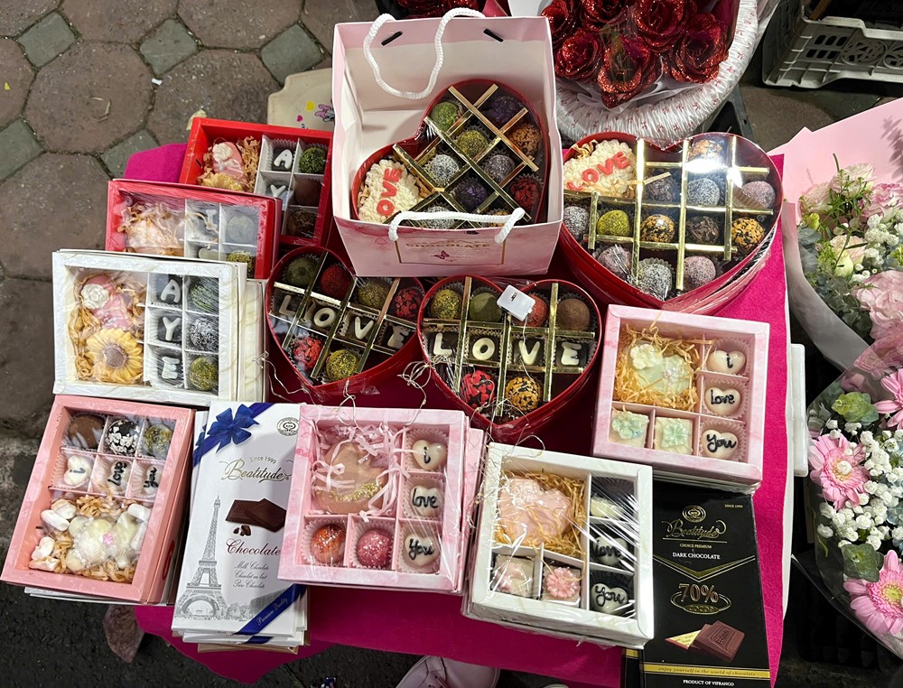 Ngày Lễ tình yêu Valentine: Hoa tươi, sô cô la hút khách  - ảnh 4