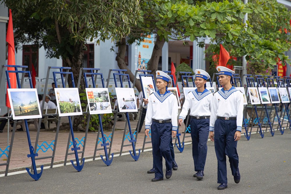 Triển lãm ảnh “Hoàng Sa, Trường Sa - Tổ quốc nơi đầu sóng”  - ảnh 4