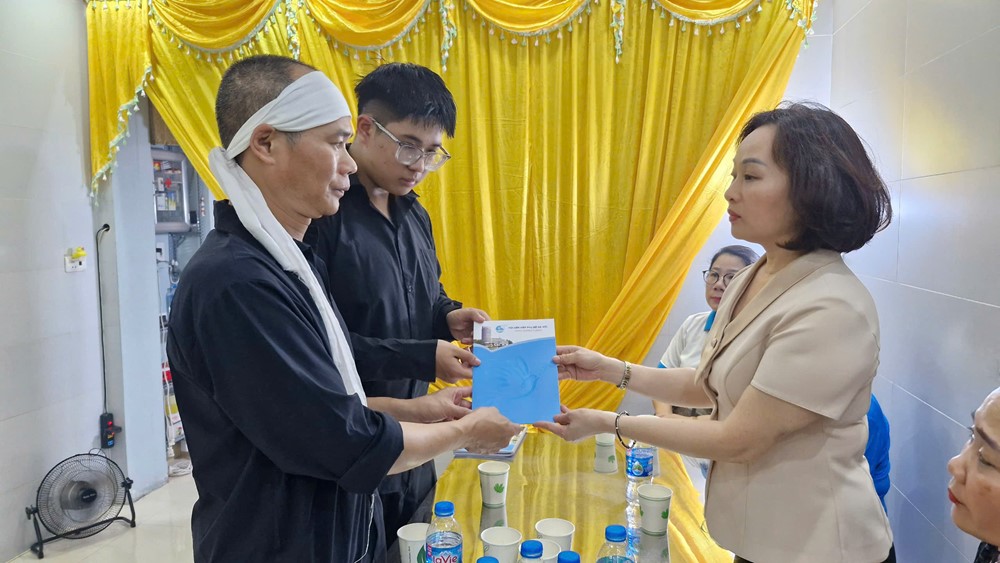 Hội LHPN Hà Nội thăm hỏi, chia buồn với gia đình nữ công nhân bị xe máy đâm tử vong khi đang làm việc - ảnh 1
