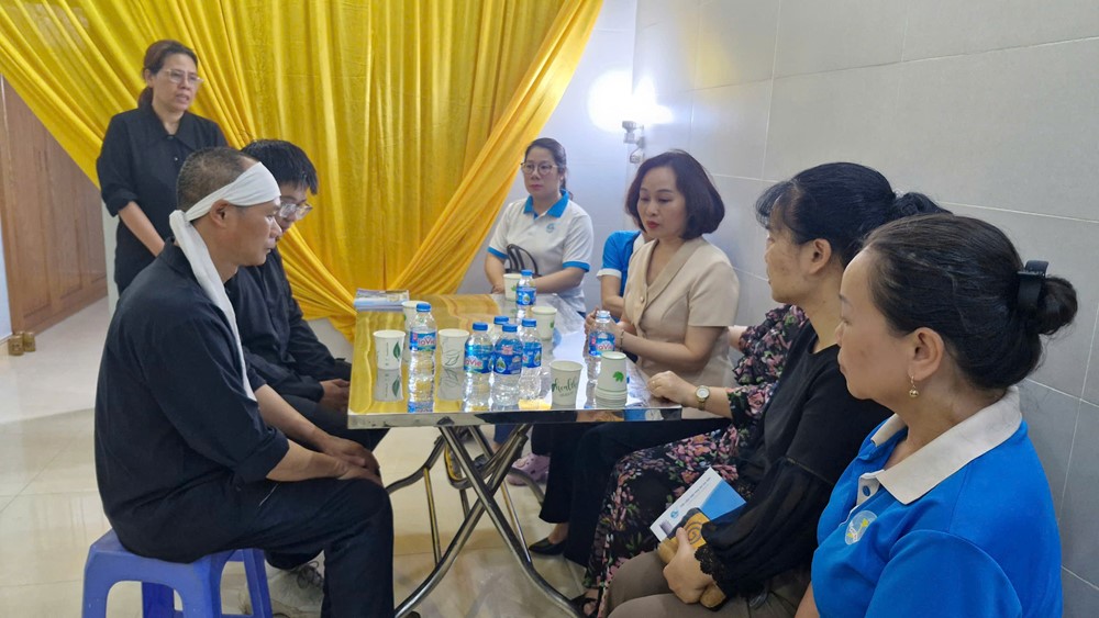 Hội LHPN Hà Nội thăm hỏi, chia buồn với gia đình nữ công nhân bị xe máy đâm tử vong khi đang làm việc - ảnh 2