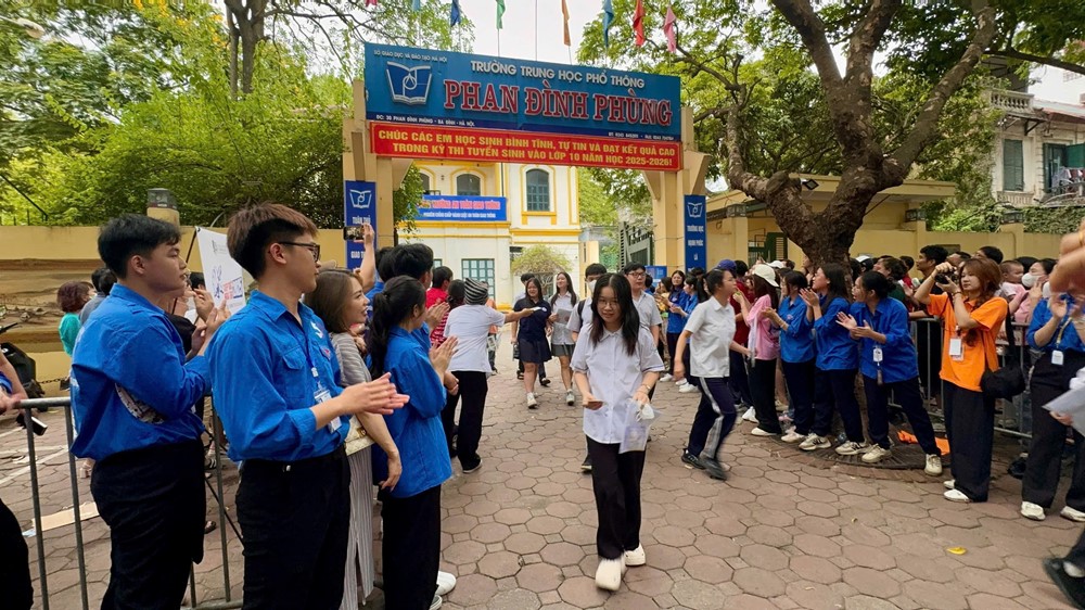 Môn tiếng Anh thi vào lớp 10 Hà Nội: Thí sinh cảm thấy “dễ thở” - ảnh 3