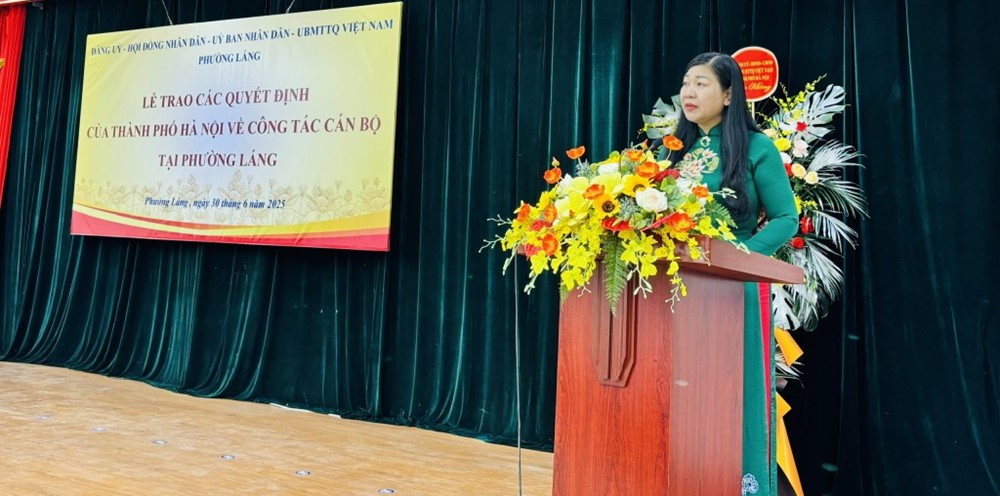 Công bố và trao các quyết định của TP Hà Nội về công tác cán bộ tại phường Láng - ảnh 4