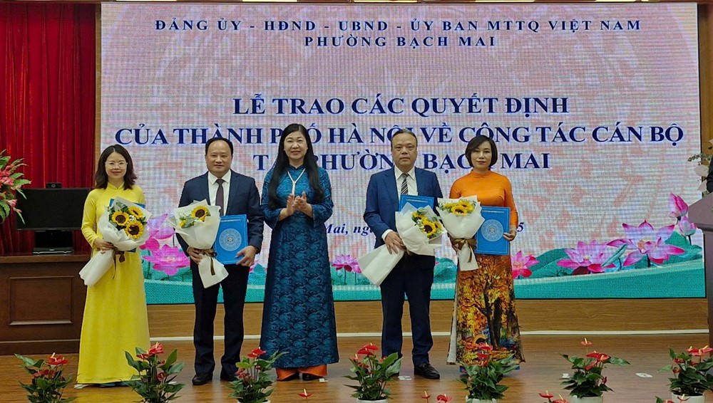 Công bố và trao các quyết định của thành phố Hà Nội về công tác nhân sự tại phường Bạch Mai - ảnh 2