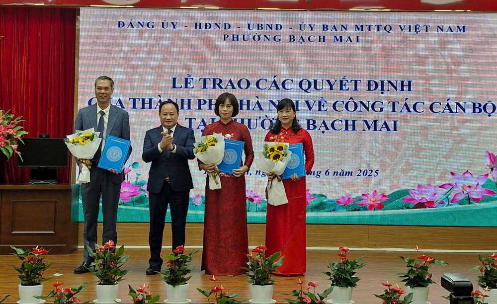 Công bố và trao các quyết định của thành phố Hà Nội về công tác nhân sự tại phường Bạch Mai - ảnh 3