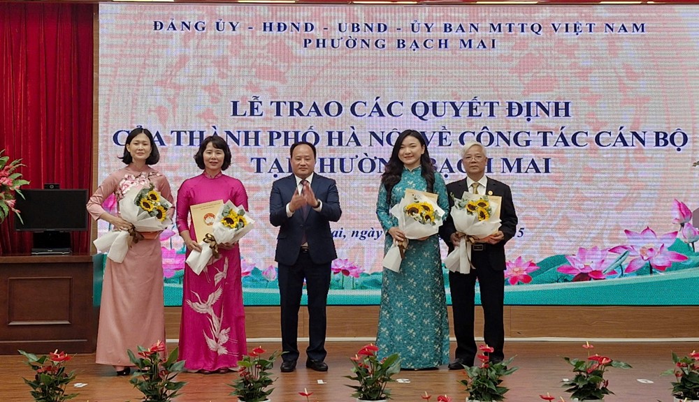 Công bố và trao các quyết định của thành phố Hà Nội về công tác nhân sự tại phường Bạch Mai - ảnh 4