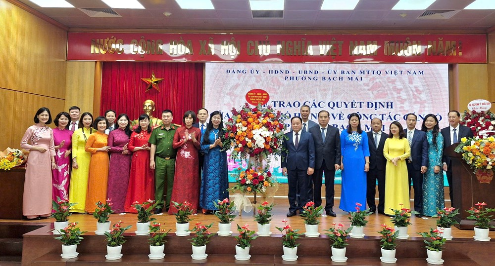 Công bố và trao các quyết định của thành phố Hà Nội về công tác nhân sự tại phường Bạch Mai - ảnh 5