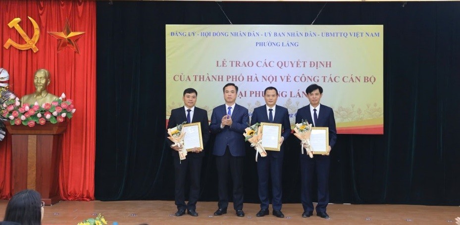 Công bố và trao các quyết định của TP Hà Nội về công tác cán bộ tại phường Láng - ảnh 2