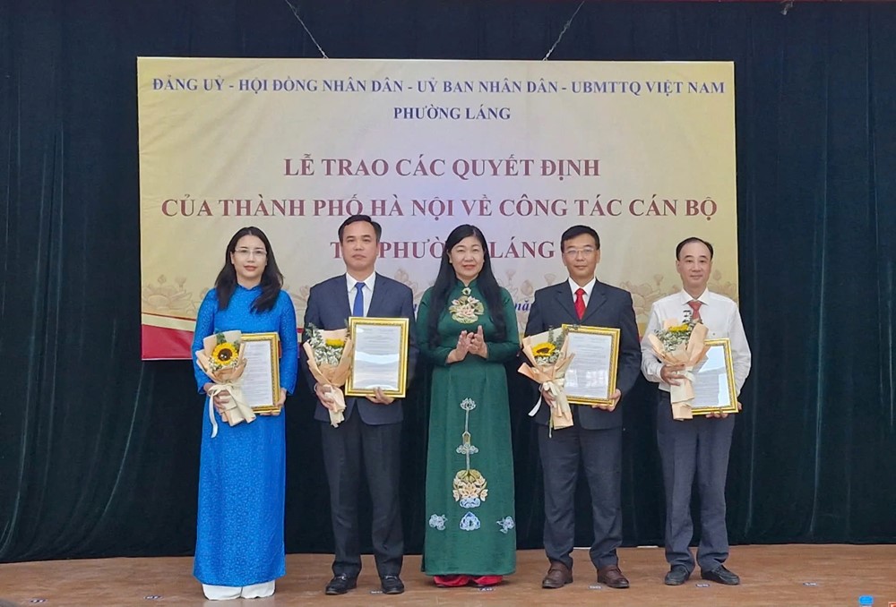 Công bố và trao các quyết định của TP Hà Nội về công tác cán bộ tại phường Láng - ảnh 1