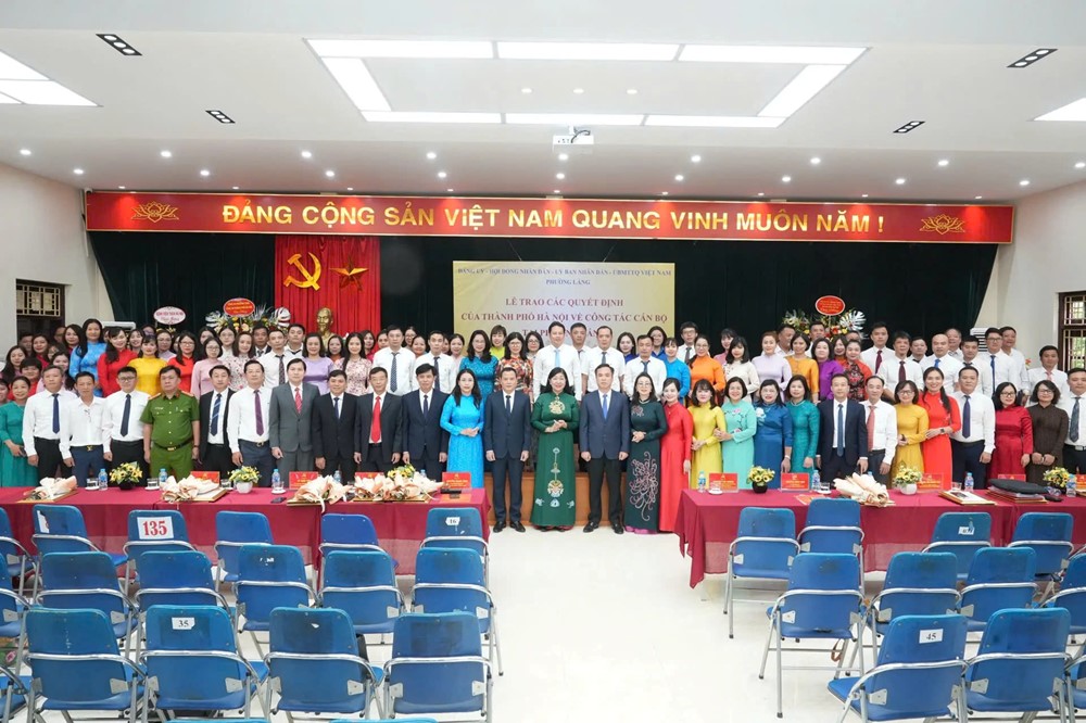 Công bố và trao các quyết định của TP Hà Nội về công tác cán bộ tại phường Láng - ảnh 5
