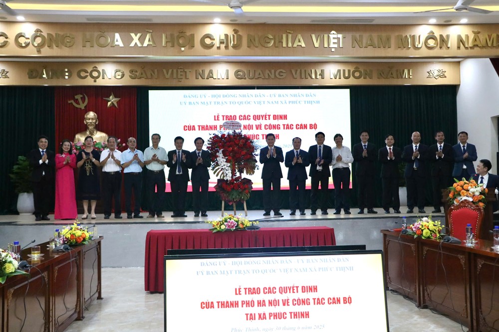 Công bố và trao Quyết định nhân sự nhân sự tại 3 xã: Phúc Thịnh, Thiên Lộc, Vĩnh Thanh - ảnh 4