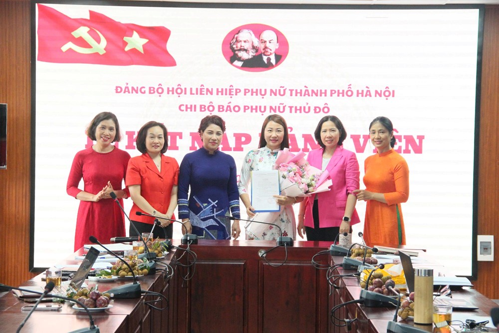 Chi bộ Báo Phụ nữ Thủ đô kết nạp Đảng viên mới - ảnh 3