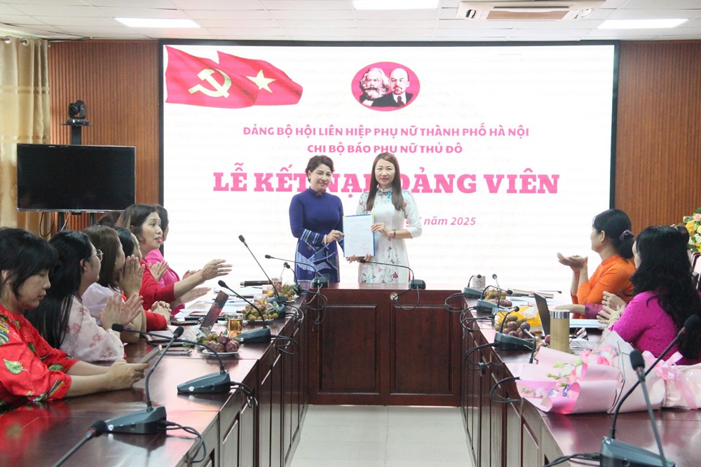 Chi bộ Báo Phụ nữ Thủ đô kết nạp Đảng viên mới - ảnh 1