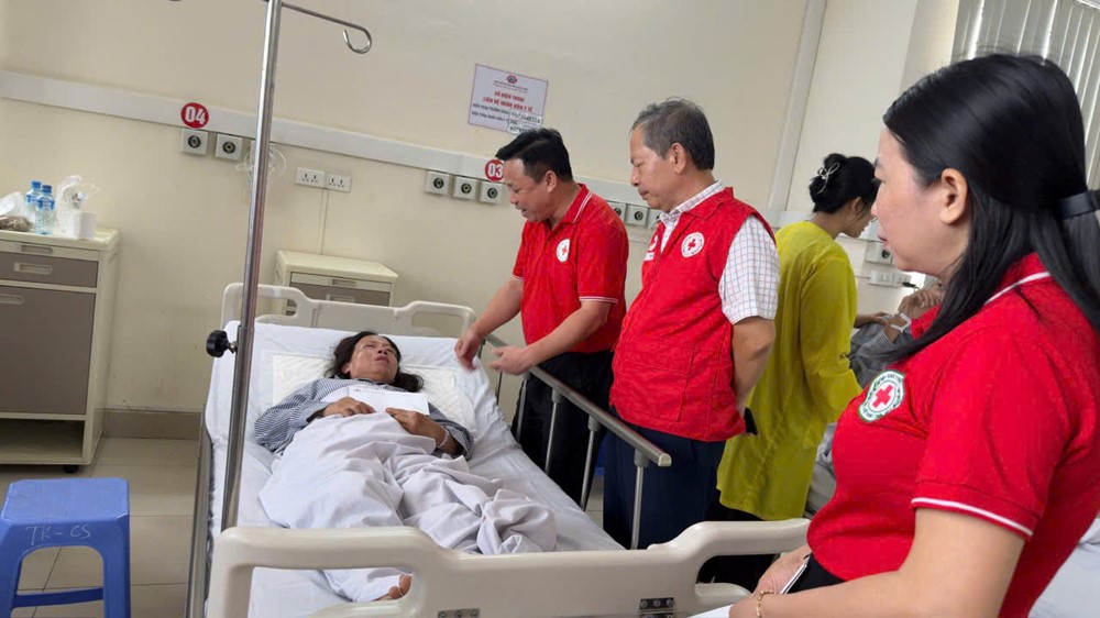 Thăm hỏi, hỗ trợ các nạn nhân vụ lật tàu du lịch tại Vịnh Hạ Long - ảnh 2