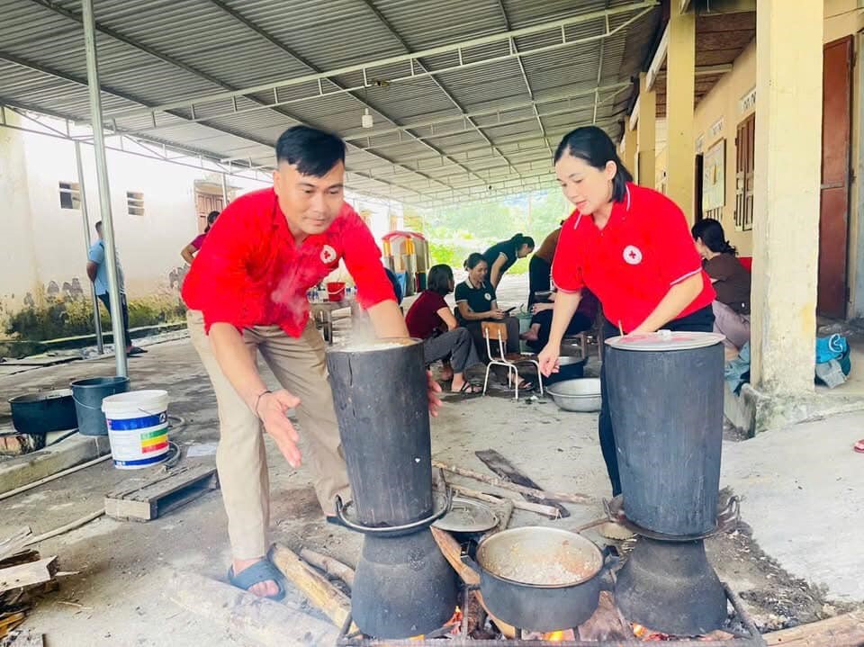 Hội Chữ thập đỏ Việt Nam cứu trợ khẩn cấp người dân vùng lũ Nghệ An - ảnh 2