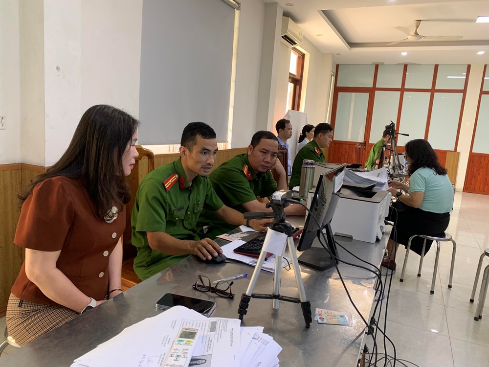 Xã Quang Minh đổi thẻ đảng viên trên nền tảng Cơ sở dữ liệu quốc gia về dân cư - ảnh 2