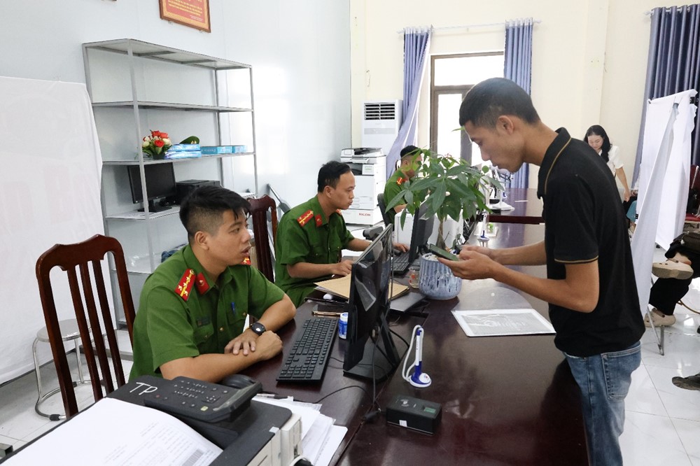 Xã Mê Linh: Phấn đấu hết ngày 20/8/2025 hoàn thành cấp đổi thẻ đảng viên - ảnh 2