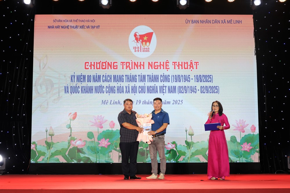 Xã Mê Linh tổ chức Chương trình nghệ thuật chào mừng kỷ niệm 80 năm Cách mạng Tháng Tám thành công và Quốc khánh 2/9 - ảnh 1