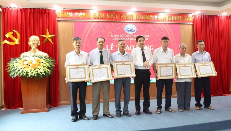 Đảng ủy xã Quang Minh trang trọng tổ chức Lễ trao Huy hiệu Đảng đợt 2/9 - ảnh 6