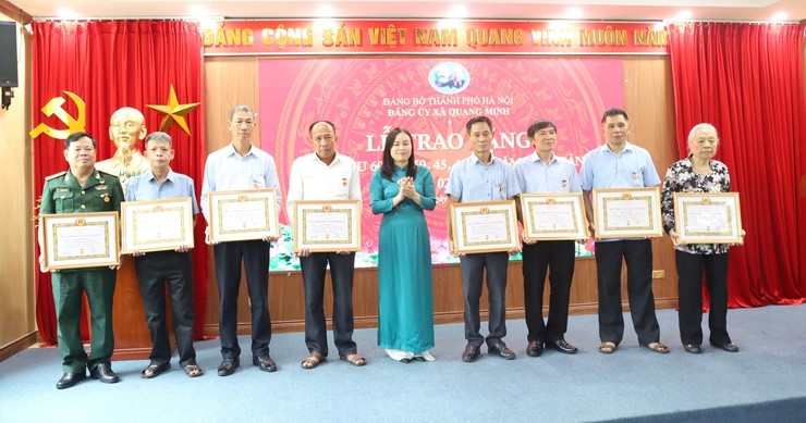 Đảng ủy xã Quang Minh trang trọng tổ chức Lễ trao Huy hiệu Đảng đợt 2/9 - ảnh 7