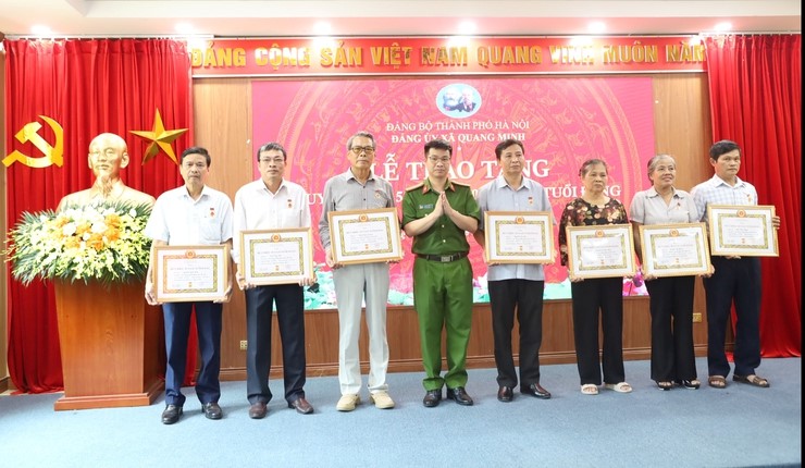 Đảng ủy xã Quang Minh trang trọng tổ chức Lễ trao Huy hiệu Đảng đợt 2/9 - ảnh 8