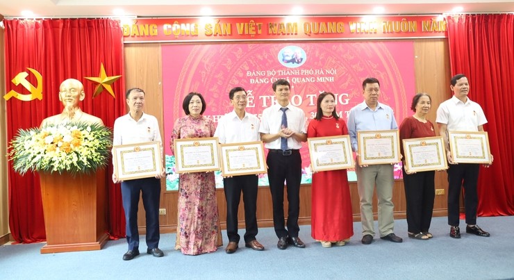 Đảng ủy xã Quang Minh trang trọng tổ chức Lễ trao Huy hiệu Đảng đợt 2/9 - ảnh 9