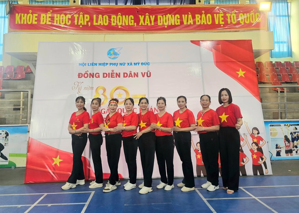 Phụ nữ Mỹ Đức đồng diễn dân vũ chào mừng Quốc khánh 2/9 - ảnh 5