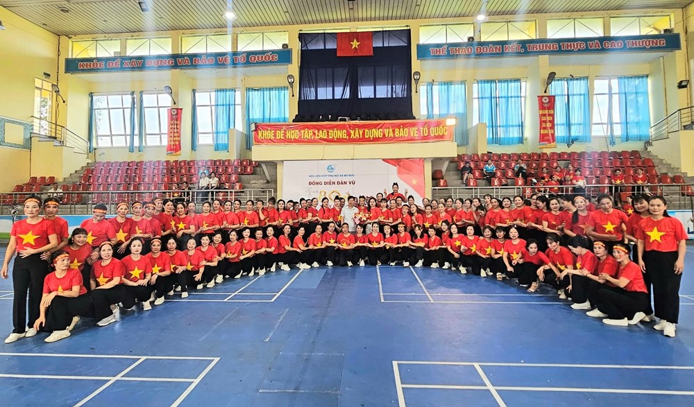 Phụ nữ Mỹ Đức đồng diễn dân vũ chào mừng Quốc khánh 2/9 - ảnh 6