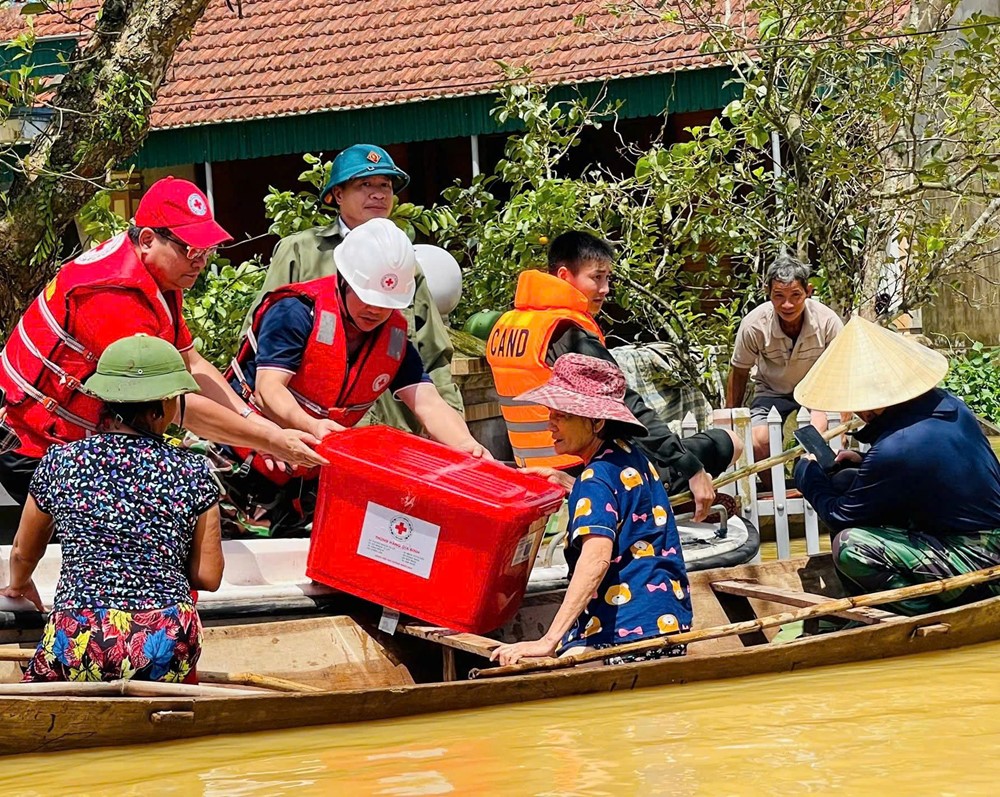 Trung ương Hội Chữ thập đỏ Việt Nam cứu trợ khẩn cấp đợt 2 cho đồng bào vùng lũ sau bão số 10 - ảnh 2