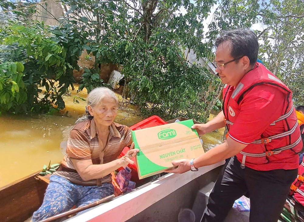 Trung ương Hội Chữ thập đỏ Việt Nam cứu trợ khẩn cấp đợt 2 cho đồng bào vùng lũ sau bão số 10 - ảnh 1
