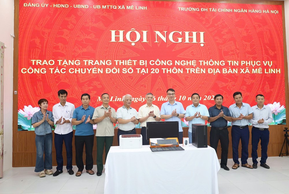 Xã Mê Linh trao tặng máy tính, máy in cho 20 thôn trên địa bàn - ảnh 2