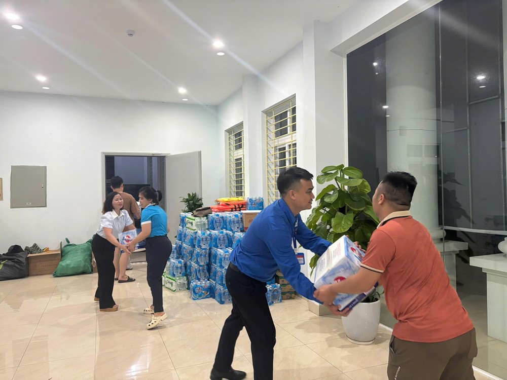 MTTQ xã Tiến Thắng hỗ trợ nhân dân xã Đa Phúc và Trung Giã bị ảnh hưởng do cơn bão số 11 - ảnh 2