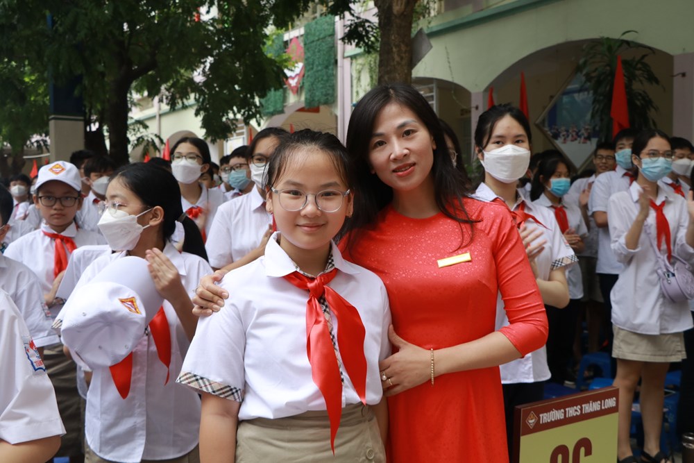 Chủ tịch Hội LHPN Hà Nội: Dự lễ khai giảng và trao quà cho học sinh mồ côi nhân dịp năm học mới - ảnh 7