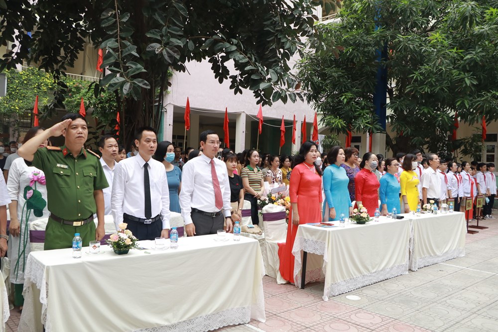 Chủ tịch Hội LHPN Hà Nội: Dự lễ khai giảng và trao quà cho học sinh mồ côi nhân dịp năm học mới - ảnh 1