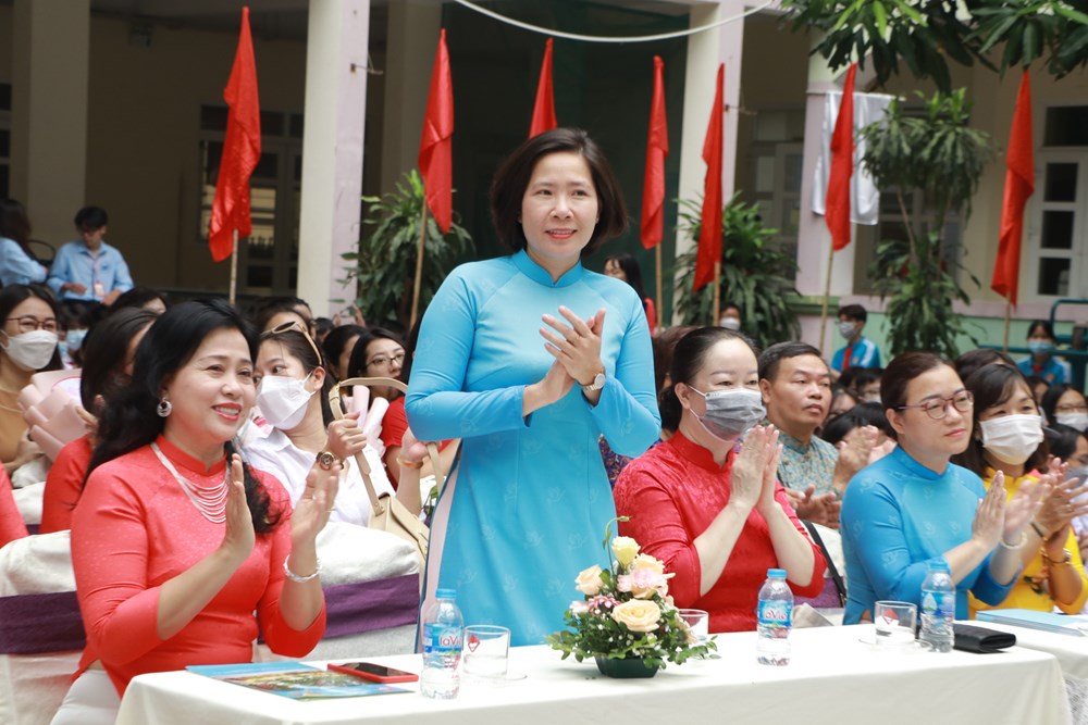 Chủ tịch Hội LHPN Hà Nội: Dự lễ khai giảng và trao quà cho học sinh mồ côi nhân dịp năm học mới - ảnh 3
