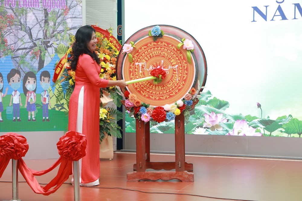 Chủ tịch Hội LHPN Hà Nội: Dự lễ khai giảng và trao quà cho học sinh mồ côi nhân dịp năm học mới - ảnh 2