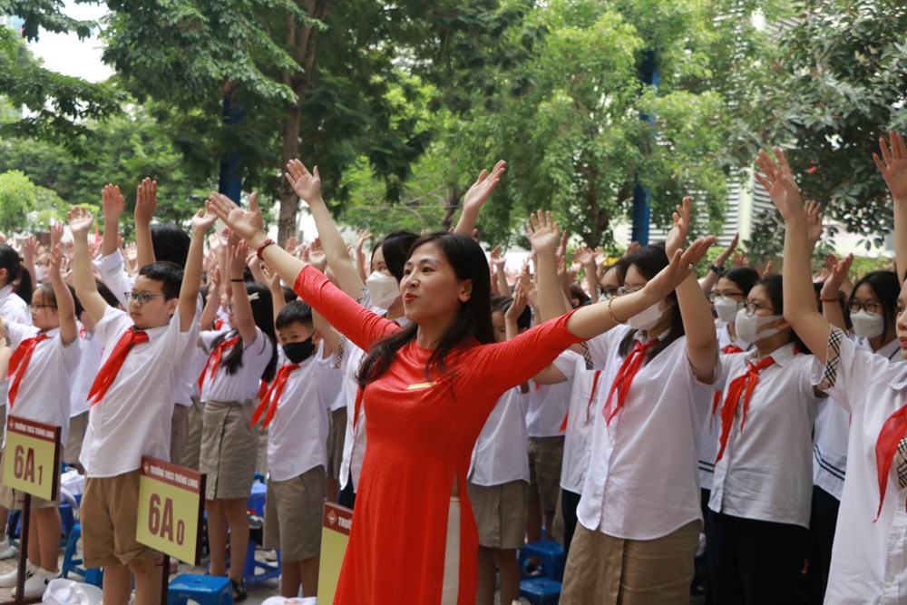 Chủ tịch Hội LHPN Hà Nội: Dự lễ khai giảng và trao quà cho học sinh mồ côi nhân dịp năm học mới - ảnh 6