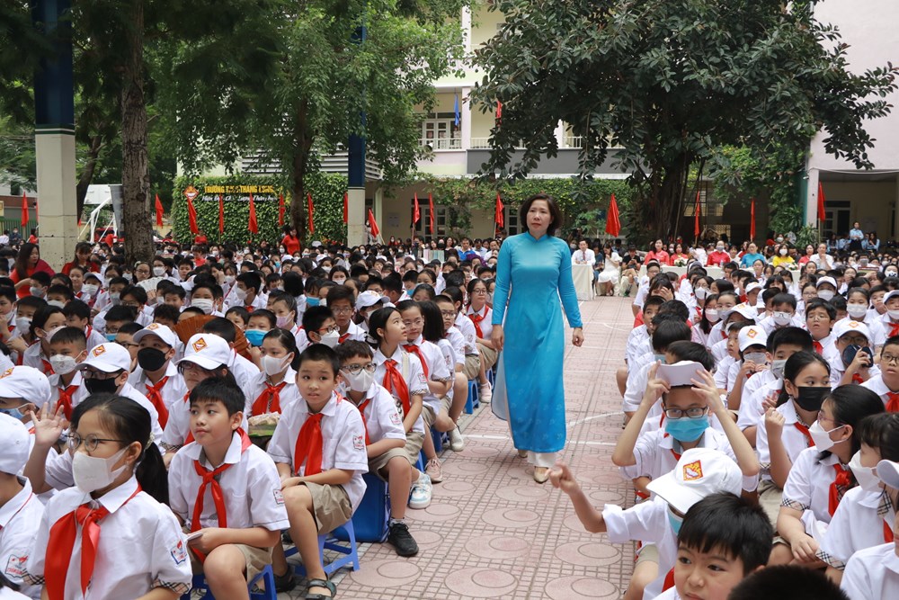 Chủ tịch Hội LHPN Hà Nội: Dự lễ khai giảng và trao quà cho học sinh mồ côi nhân dịp năm học mới - ảnh 4