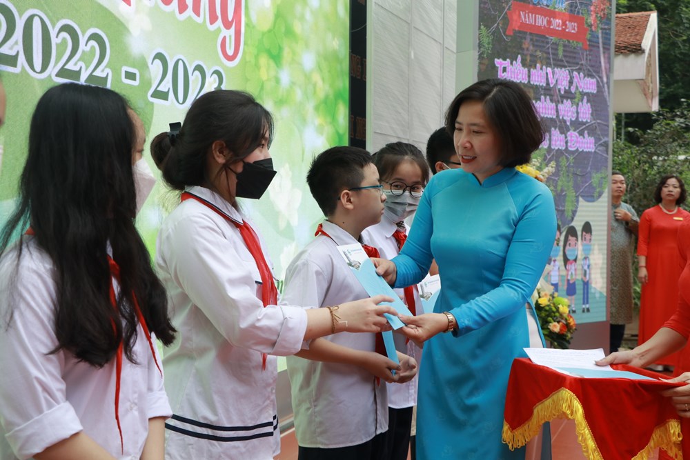 Chủ tịch Hội LHPN Hà Nội: Dự lễ khai giảng và trao quà cho học sinh mồ côi nhân dịp năm học mới - ảnh 5